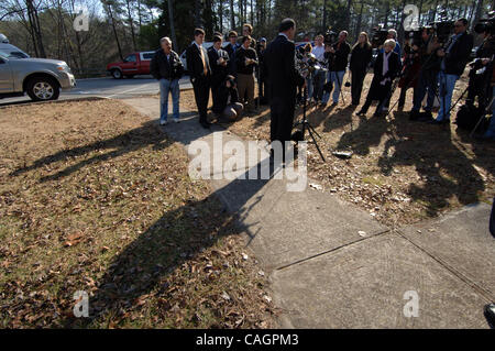 Feb 03, 2008 - Woodstock, New York, USA - candidat présidentiel républicain, Gouverneur de l'Arkansas Mike Huckabee, parle avec les journalistes entre des services de l'église, il a assisté à la première église baptiste dans Woodstock GA deux jours avant la première Super Tuesday. Huckabee devrait remporter le vote républicain dans Geor Banque D'Images