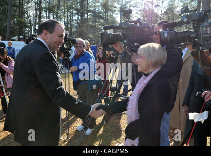 Feb 03, 2008 - Woodstock, New York, USA - candidat présidentiel républicain, Gouverneur de l'Arkansas Mike Huckabee, parle avec les journalistes entre des services de l'église, il a assisté à la première église baptiste dans Woodstock GA deux jours avant la première Super Tuesday. Huckabee devrait remporter le vote républicain dans Geor Banque D'Images