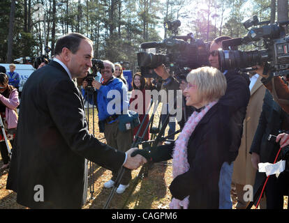 Feb 03, 2008 - Woodstock, New York, USA - candidat présidentiel républicain, Gouverneur de l'Arkansas Mike Huckabee, parle avec les journalistes entre des services de l'église, il a assisté à la première église baptiste dans Woodstock GA deux jours avant la première Super Tuesday. Huckabee devrait remporter le vote républicain dans Geor Banque D'Images