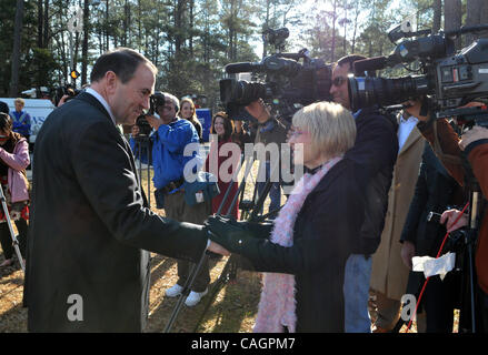 Feb 03, 2008 - Woodstock, New York, USA - candidat présidentiel républicain, Gouverneur de l'Arkansas Mike Huckabee, parle avec les journalistes entre des services de l'église, il a assisté à la première église baptiste dans Woodstock GA deux jours avant la première Super Tuesday. Huckabee devrait remporter le vote républicain dans Geor Banque D'Images