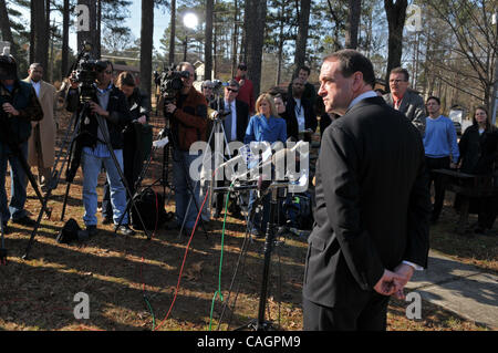 Candidat présidentiel républicain Gov. Mike Huckabee parle avec les journalistes entre des services de l'église, il a assisté à la première église baptiste dans Woodstock GA deux jours avant la première Super Tuesday. Huckabee devrait remporter le vote républicain en Géorgie. ©Robin Nelson Banque D'Images