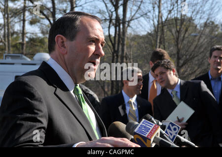 Feb 03, 2008 - Woodstock, New York, USA - candidat présidentiel républicain, Gouverneur de l'Arkansas Mike Huckabee, parle avec les journalistes entre des services de l'église, il a assisté à la première église baptiste dans Woodstock GA deux jours avant la première Super Tuesday. Huckabee devrait remporter le vote républicain dans Geor Banque D'Images