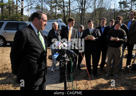 Feb 03, 2008 - Woodstock, New York, USA - candidat présidentiel républicain, Gouverneur de l'Arkansas Mike Huckabee, parle avec les journalistes entre des services de l'église, il a assisté à la première église baptiste dans Woodstock GA deux jours avant la première Super Tuesday. Huckabee devrait remporter le vote républicain dans Geor Banque D'Images