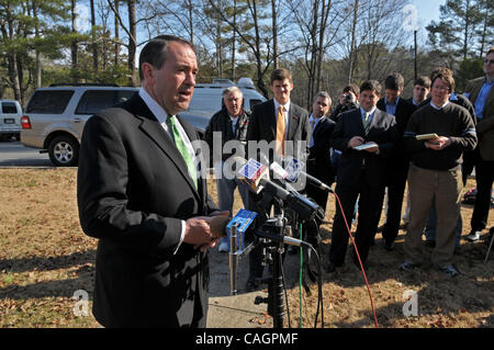 Feb 03, 2008 - Woodstock, New York, USA - candidat présidentiel républicain, Gouverneur de l'Arkansas Mike Huckabee, parle avec les journalistes entre des services de l'église, il a assisté à la première église baptiste dans Woodstock GA deux jours avant la première Super Tuesday. Huckabee devrait remporter le vote républicain dans Geor Banque D'Images