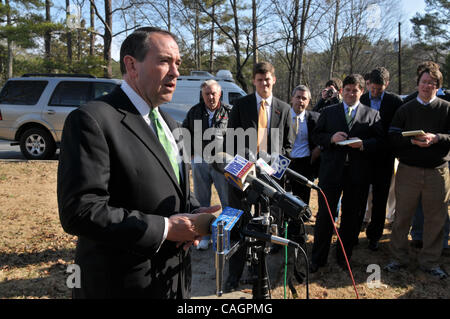 Feb 03, 2008 - Woodstock, New York, USA - candidat présidentiel républicain, Gouverneur de l'Arkansas Mike Huckabee, parle avec les journalistes entre des services de l'église, il a assisté à la première église baptiste dans Woodstock GA deux jours avant la première Super Tuesday. Huckabee devrait remporter le vote républicain dans Geor Banque D'Images