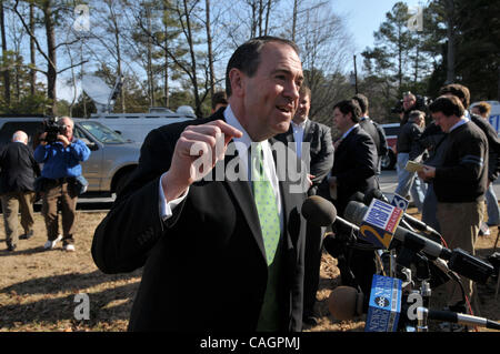 Feb 03, 2008 - Woodstock, New York, USA - candidat présidentiel républicain, Gouverneur de l'Arkansas Mike Huckabee, parle avec les journalistes entre des services de l'église, il a assisté à la première église baptiste dans Woodstock GA deux jours avant la première Super Tuesday. Huckabee devrait remporter le vote républicain dans Geor Banque D'Images