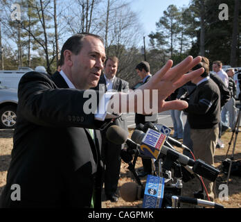 Feb 03, 2008 - Woodstock, New York, USA - candidat présidentiel républicain, Gouverneur de l'Arkansas Mike Huckabee, parle avec les journalistes entre des services de l'église, il a assisté à la première église baptiste dans Woodstock GA deux jours avant la première Super Tuesday. Huckabee devrait remporter le vote républicain dans Geor Banque D'Images