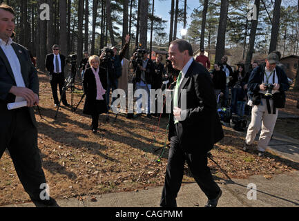 Feb 03, 2008 - Woodstock, New York, USA - candidat présidentiel républicain, Gouverneur de l'Arkansas Mike Huckabee, parle avec les journalistes entre des services de l'église, il a assisté à la première église baptiste dans Woodstock GA deux jours avant la première Super Tuesday. Huckabee devrait remporter le vote républicain dans Geor Banque D'Images