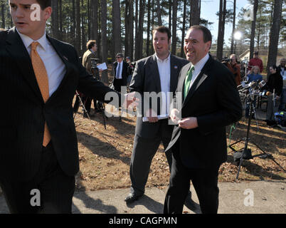 Feb 03, 2008 - Woodstock, New York, USA - candidat présidentiel républicain, Gouverneur de l'Arkansas Mike Huckabee, parle avec les journalistes entre des services de l'église, il a assisté à la première église baptiste dans Woodstock GA deux jours avant la première Super Tuesday. Huckabee devrait remporter le vote républicain dans Geor Banque D'Images