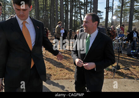 Feb 03, 2008 - Woodstock, New York, USA - candidat présidentiel républicain, Gouverneur de l'Arkansas Mike Huckabee, parle avec les journalistes entre des services de l'église, il a assisté à la première église baptiste dans Woodstock GA deux jours avant la première Super Tuesday. Huckabee devrait remporter le vote républicain dans Geor Banque D'Images