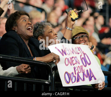 Minneapolis, MN 2/2/2008 Deocratic candidat présidentiel Barack Obama a attiré une foule enthousiaste à la cible Centre samedi après-midi. Y compris ces femmes de plus de 60 ans, Obama donnant leur appui. (Crédit Image : © Minneapolis Star Tribune/ZUMA Press) Banque D'Images