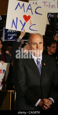 Feb 04, 2008 - New York, NY, USA - l'ancien maire de New York Rudy Giuliani prend en charge CANDIDAT PRÉSIDENTIEL RÉPUBLICAIN John Mccain à l'apparence d'une campagne qui s'est tenue à la Vanderbilt Hall at Grand Central Station. (Crédit Image : © Nancy/Kaszerman ZUMA Press) Banque D'Images