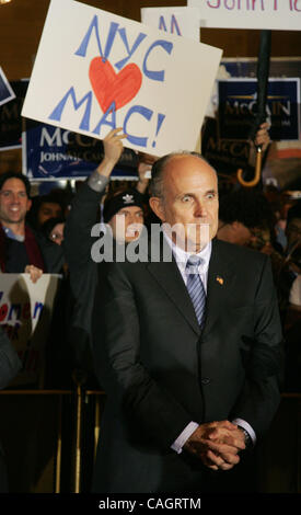 Feb 04, 2008 - New York, NY, USA - l'ancien maire de New York Rudy Giuliani prend en charge CANDIDAT PRÉSIDENTIEL RÉPUBLICAIN John Mccain à l'apparence d'une campagne qui s'est tenue à la Vanderbilt Hall at Grand Central Station. (Crédit Image : © Nancy/Kaszerman ZUMA Press) Banque D'Images