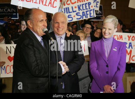 Feb 04, 2008 - New York, NY, USA -l'ancien maire de New York Rudy Giuliani, candidat présidentiel républicain John Mccain et son épouse CINDY MCCAIN à un aspect de la campagne qui s'est tenue à la Vanderbilt Hall at Grand Central Station. (Crédit Image : © Nancy/Kaszerman ZUMA Press) Banque D'Images