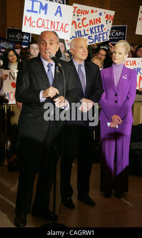 Feb 04, 2008 - New York, NY, USA -l'ancien maire de New York Rudy Giuliani, candidat présidentiel républicain John Mccain et son épouse CINDY MCCAIN à un aspect de la campagne qui s'est tenue à la Vanderbilt Hall at Grand Central Station. (Crédit Image : © Nancy/Kaszerman ZUMA Press) Banque D'Images