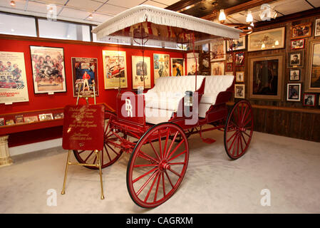 020408 Cac 11 burtmuseum Photo personnel par Gary Coronado/Le Palm Beach Post 0048476A avec histoire de Leslie Streeter--Jupiter--une calèche a été fabriqué à la main à Dollywood, Tenn., pour Burt Reynolds et donné en cadeau par Dolly Parton est exposée au Musée de Burt Reynolds dans Jupiter. Banque D'Images