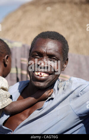 Un sourire d'espoir à un camp de personnes déplacées dans le centre de l'Ouganda. Banque D'Images