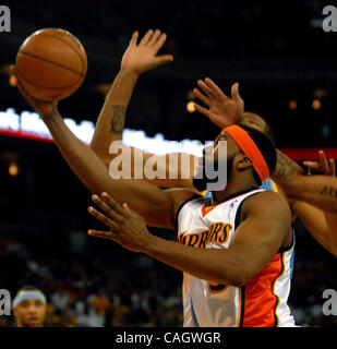 Golden State Warrior Baron Davis va jusqu'entouré de lien de tenter de bloquer son tir dans leur jeu aganist les Nuggets de Denver jeudi soir 10 avril 2008, à l'Oracle Arena à Oakland en Californie(Dan Rosenstrauch/Contra Costa Times) Banque D'Images