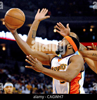 Golden State Warrior Baron Davis va jusqu'entouré de lien de tenter de bloquer son tir dans leur jeu aganist les Nuggets de Denver jeudi soir 10 avril 2008, à l'Oracle Arena à Oakland en Californie(Dan Rosenstrauch/Contra Costa Times) Banque D'Images