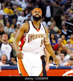 Golden State Warrior Baron Davis montre après rejet du Denver Allen Iverson hits un trois pointeur dans leur jeu aganist guerriers le jeudi soir 10 avril 2008, à l'Oracle Arena à Oakland en Californie(Dan Rosenstrauch/Contra Costa Times) Banque D'Images