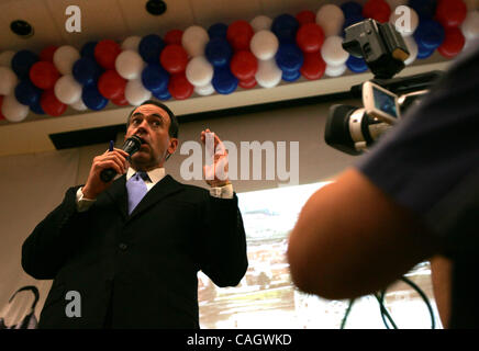 012408 rencontré débat----photo par Allen Eyestone/Le Palm Beach Post.. Boca Raton, FL ..l'ancien gouverneur de l'Arkansas Mike Huckabee visite le débat FAU Regarder la partie après le GOP Debate. Banque D'Images