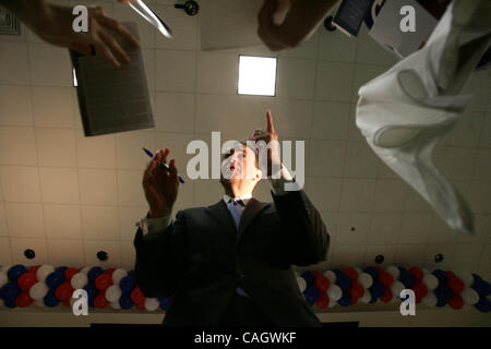 012408 rencontré débat----photo par Allen Eyestone/Le Palm Beach Post.. Boca Raton, FL ..l'ancien gouverneur de l'Arkansas Mike Huckabee visite le débat FAU Regarder la partie après le GOP Debate. Banque D'Images