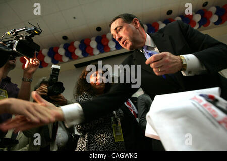 012408 rencontré débat----photo par Allen Eyestone/Le Palm Beach Post.. Boca Raton, FL ..l'ancien gouverneur de l'Arkansas Mike Huckabee visite le débat FAU Regarder la partie après le GOP Debate. Banque D'Images