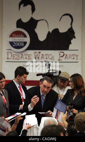 012408 rencontré débat----photo par Allen Eyestone/Le Palm Beach Post.. Boca Raton, FL ..l'ancien gouverneur de l'Arkansas Mike Huckabee visite le débat FAU Regarder la partie après le GOP Debate. Banque D'Images