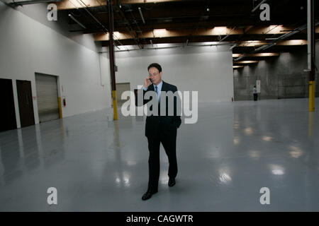 24 janvier 2008, San Diego, CA, USA ................................. Président-DIRECTEUR GÉNÉRAL GARY McDONALD promenades dans le nouveau 30 000 ft. wherehouse squ'il a loué pour le comptoir alimentaire, 2ème Harvest Food Bank pour San Diego. Le comptoir alimentaire prévoit d'ouvrir officiellement le mois prochain. ......................... MANDA Banque D'Images