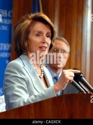 25 janvier 2008 - Washington, District of Columbia, États-Unis - J12955CB.Le Président de la Chambre Nancy Pelosi et Harry Reid, membre du Congrès des journalistes à parler au sujet de leurs vues sur l'état de l'Union européenne avant le président Bush prononce son dernier état de l'Union. Washington, D.C. 01-25-2008(Credit Banque D'Images