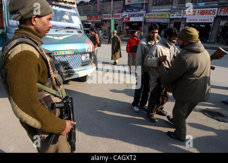 Vues des arrangements de sécurité comme les gens à vérifier,vehciles passager été fouillé soldats paramilitaires veillée tenue à Srinagar Inde, mercredi, le 25 janvier 2008, la sécurité a été renforcé dans le Jammu-et-Cachemire en avant de la Journée de la République le 26 janvier. PHOTO/ALTAF ZARGAR Banque D'Images