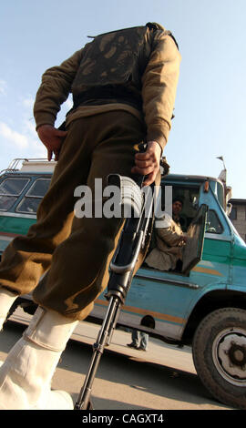 Vues des arrangements de sécurité comme les gens à vérifier,vehciles passager été fouillé soldats paramilitaires veillée tenue à Srinagar Inde, mercredi, le 25 janvier 2008, la sécurité a été renforcé dans le Jammu-et-Cachemire en avant de la Journée de la République le 26 janvier. PHOTO/ALTAF ZARGAR Banque D'Images