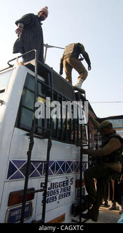 Vues des arrangements de sécurité comme les gens à vérifier,vehciles passager été fouillé soldats paramilitaires veillée tenue à Srinagar Inde, mercredi, le 25 janvier 2008, la sécurité a été renforcé dans le Jammu-et-Cachemire en avant de la Journée de la République le 26 janvier. PHOTO/ALTAF ZARGAR Banque D'Images