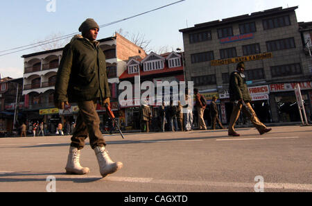 Vues des arrangements de sécurité comme les gens à vérifier,vehciles passager été fouillé soldats paramilitaires veillée tenue à Srinagar Inde, mercredi, le 25 janvier 2008, la sécurité a été renforcé dans le Jammu-et-Cachemire en avant de la Journée de la République le 26 janvier. PHOTO/ALTAF ZARGAR Banque D'Images