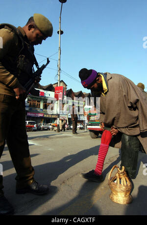 Vues des arrangements de sécurité comme les gens à vérifier,vehciles passager été fouillé soldats paramilitaires veillée tenue à Srinagar Inde, mercredi, le 25 janvier 2008, la sécurité a été renforcé dans le Jammu-et-Cachemire en avant de la Journée de la République le 26 janvier. PHOTO/ALTAF ZARGAR Banque D'Images