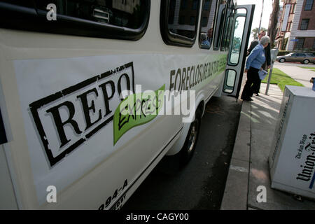 26 janvier 2008-San Diego CA,-un bus plein de potentiel acheteurs condo visité propriétés saisies dans un bus organisé par les courtiers immobiliers. Les passagers sont descendus au premier arrêt, le sixième aveneue à travers du parc de Balboa. Crédit obligatoire : Photo de JOHN GIBBINS/San Diego Union-Tribune/ZUMA PRESS. C Banque D'Images