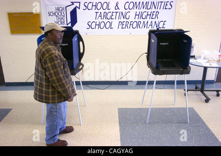 Un électeur dépose son bulletin dans la Caroline du Sud au primaire présidentielle démocratique Chapin High School de Chapin, Caroline du Sud, USA, 26 janvier 2008. (Crédit Image : © Erik Lesser/ZUMA Press) Banque D'Images