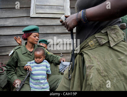 Femme avec enfant soldat congolais, FARDC, Mushake, République démocratique du Congo Banque D'Images