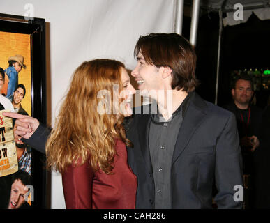 28 janv. 2008 - Los Angeles, Californie, USA - Drew Barrymore et Justin Long d'arriver à la première du film de Vince Vaughn's Wild West Comedy tenue à l'Egyptian Theatre d'Hollywood. (Crédit Image : Banque D'Images