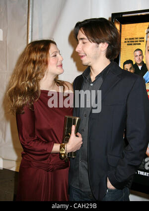 28 janv. 2008 - Los Angeles, Californie, USA - Drew Barrymore et Justin Long d'arriver à la première du film de Vince Vaughn's Wild West Comedy tenue à l'Egyptian Theatre d'Hollywood. (Crédit Image : Banque D'Images