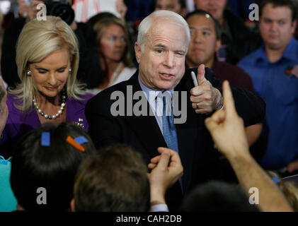 -4- Légende : TAMPA (01/28/08) Le sénateur John McCain donne un coup de pouce aux partisans alors que sur la campagne électorale à Tampa au Centre de Conventions de Tampa lundi soir (01/28/08). (DIRK SHADD | fois). Banque D'Images