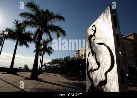 013008 nps tc sculptures (1de2) Photo par Paul J. Milette/ Le Palm Beach Post un 0048407w/colonne par Michelle Mundy -FORT PIERCE- Art sculptures dans les lieux publics autour de Marina Square, au centre-ville de Fort Pierce. 30 pièces par Florida artistes sont en cours d'installation dans tout Levy Comté. Ils seront sur Banque D'Images