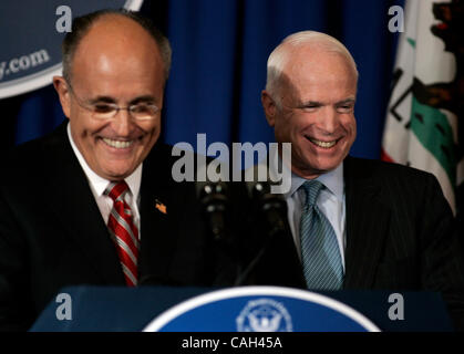 Jan 30, 2008 - Simi Valley, CA, USA - Rudy Giuliani annonce qu'il a abandonné la course à la nomination présidentielle des républicains et est maintenant soutenir JOHN McCAIN À L'élection présidentielle de Ronald Reagan l'un républicain Consultez l'ont été l'occasion d'être tenue. Photo par Jonathan Alcorn/ZUMA Press. Banque D'Images