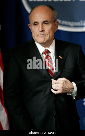 Jan 30, 2008 - Simi Valley, CA, USA - Rudy Giuliani annonce qu'il a abandonné la course à la nomination présidentielle des républicains et est maintenant soutenir JOHN McCAIN À L'élection présidentielle de Ronald Reagan l'un républicain Consultez l'ont été l'occasion d'être tenue. Photo par Jonathan Alcorn/ZUMA Press. Banque D'Images