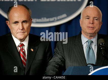 Jan 30, 2008 - Simi Valley, CA, USA - Rudy Giuliani annonce qu'il a abandonné la course à la nomination présidentielle des républicains et est maintenant soutenir JOHN McCAIN À L'élection présidentielle de Ronald Reagan l'un républicain Consultez l'ont été l'occasion d'être tenue. Photo par Jonathan Alcorn/ZUMA Press. Banque D'Images