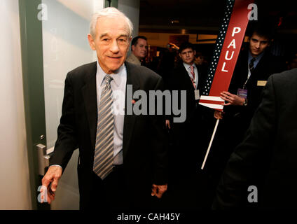 Jan 30, 2008 - Simi Valley, CA, USA - Rempl. RON PAUL quitte le Consultez présidentielle Ronald Reagan où il a pris part à un candidat présidentiel républicain débat. Photo par Jonathan Alcorn/ZUMA Press. © Copyright 2007 by Jonathan Alcorn Banque D'Images