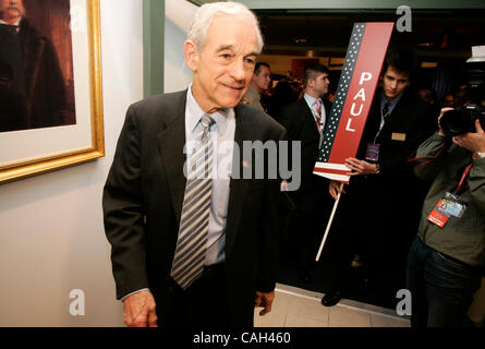 Jan 30, 2008 - Simi Valley, CA, USA - Rempl. RON PAUL quitte le Consultez présidentielle Ronald Reagan où il a pris part à un candidat présidentiel républicain débat. Photo par Jonathan Alcorn/ZUMA Press. © Copyright 2007 by Jonathan Alcorn Banque D'Images