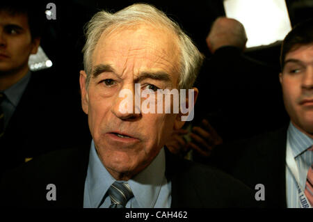 Jan 30, 2008 - Simi Valley, CA, USA - Rempl. RON PAUL quitte le Consultez présidentielle Ronald Reagan où il a pris part à un candidat présidentiel républicain débat. Photo par Jonathan Alcorn/ZUMA Press. © Copyright 2007 by Jonathan Alcorn Banque D'Images