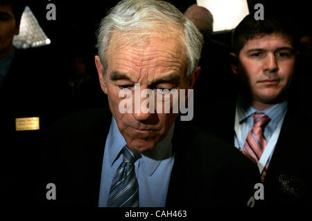 Jan 30, 2008 - Simi Valley, CA, USA - Rempl. RON PAUL quitte le Consultez présidentielle Ronald Reagan où il a pris part à un candidat présidentiel républicain débat. Photo par Jonathan Alcorn/ZUMA Press. © Copyright 2007 by Jonathan Alcorn Banque D'Images