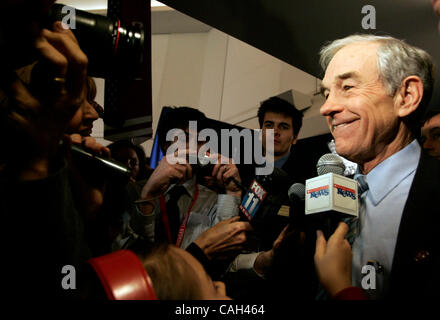 Jan 30, 2008 - Simi Valley, CA, USA - Rempl. RON PAUL quitte le Consultez présidentielle Ronald Reagan où il a pris part à un candidat présidentiel républicain débat. Photo par Jonathan Alcorn/ZUMA Press. © Copyright 2007 by Jonathan Alcorn Banque D'Images